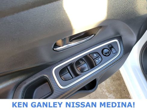 Used 2022 Nissan Versa SR w/ Convenience Package image 36