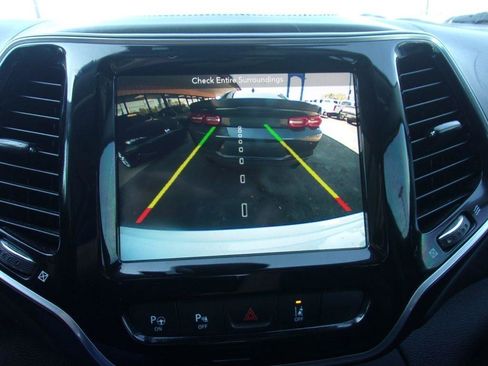 Used 2019 Jeep Cherokee Overland w/ Technology Group FWD image 11