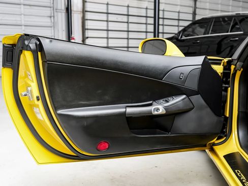 Used 2006 Chevrolet Corvette Coupe image 31