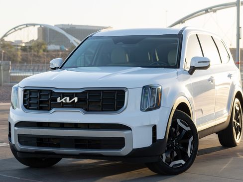 Certified 2024 Kia Telluride S w/ S Sunroof Package FWD image 8