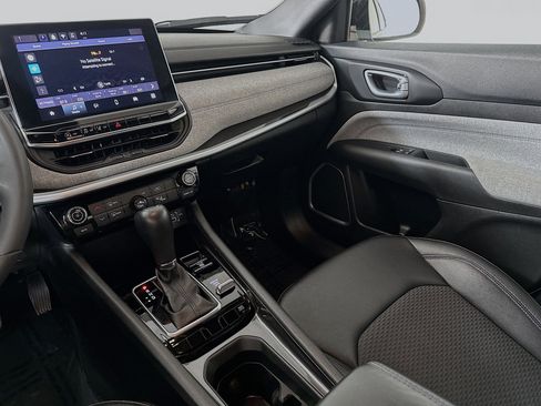 Used 2024 Jeep Compass Latitude image 21