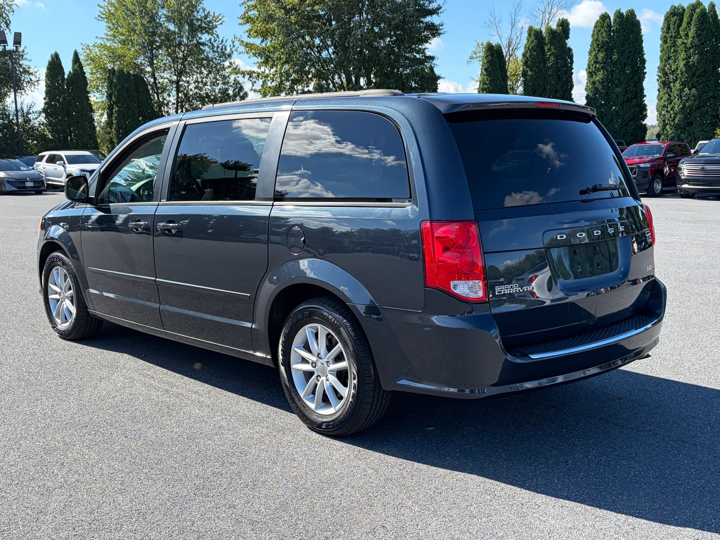 Used 2013 Dodge Grand Caravan SXT w/ Rear Park Assist Pkg FWD image 4