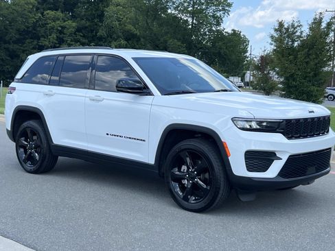 Used 2023 Jeep Grand Cherokee Altitude RWD image 1