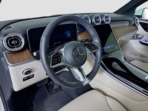 Used 2025 Mercedes-Benz GLC 300 4MATIC image 9