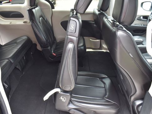 Used 2023 Chrysler Pacifica Touring-L FWD image 58