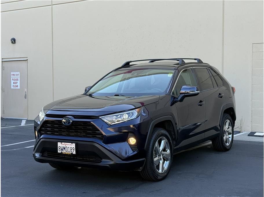 Used 2021 Toyota RAV4 XLE Premium w/ Carpet Mat Package (TMS) AWD/4WD image 3