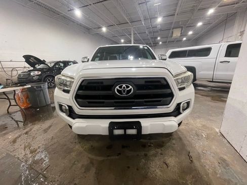 Used 2016 Toyota Tacoma Limited w/ Towing Package image 2