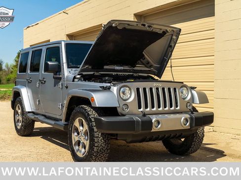 Used 2018 Jeep Wrangler Unlimited Sahara w/ Dual Top Group AWD/4WD image 31