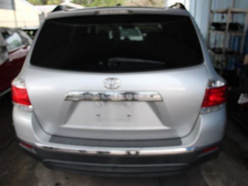 Used 2012 Toyota Highlander FWD w/ Tech Pkg image 4