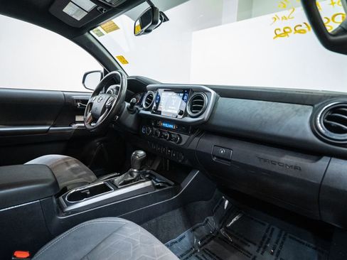 Used 2017 Toyota Tacoma TRD Off-Road image 12