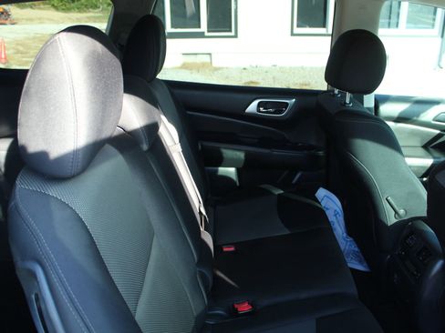 Used 2018 Nissan Pathfinder S image 28