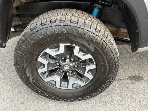Used 2022 Toyota Tacoma TRD Off-Road AWD/4WD image 10