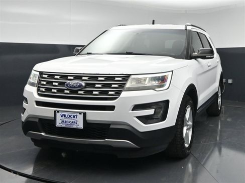 Used 2016 Ford Explorer XLT AWD/4WD image 2