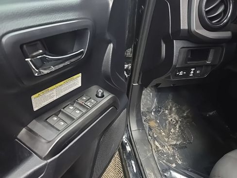 Used 2019 Toyota Tacoma TRD Off-Road AWD/4WD image 27