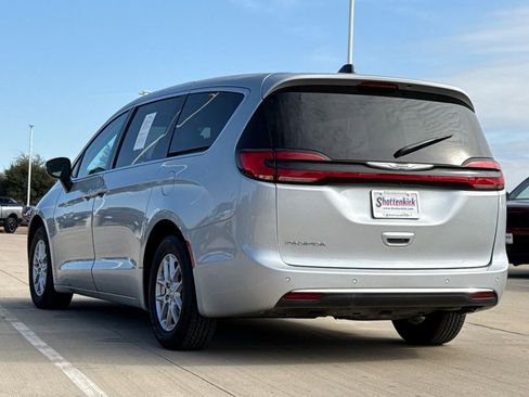 Used 2023 Chrysler Pacifica Touring-L FWD image 6