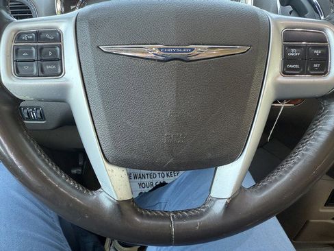 Used 2015 Chrysler Town & Country Touring image 19