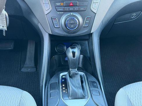 Used 2017 Hyundai Santa Fe SE image 10