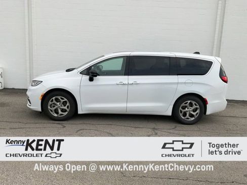 Used 2024 Chrysler Pacifica Limited image 39