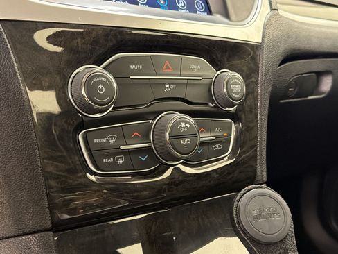 Used 2017 Chrysler 300 C RWD image 19