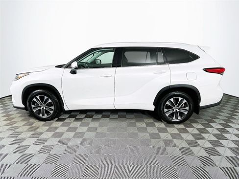 Used 2022 Toyota Highlander XLE AWD/4WD image 4