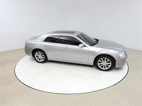 Used 2018 Chrysler 300 Limited image 20