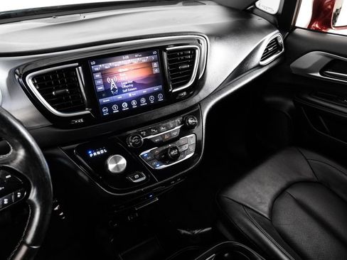 Used 2018 Chrysler Pacifica Touring-L Plus w/ Advanced Safetytec Group FWD image 21
