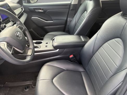 Used 2023 Toyota Highlander XLE FWD image 10
