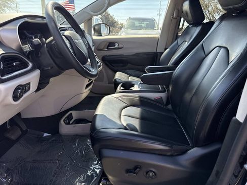 Used 2023 Chrysler Pacifica Touring-L image 20