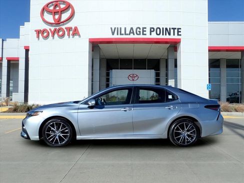 Used 2024 Toyota Camry SE image 2