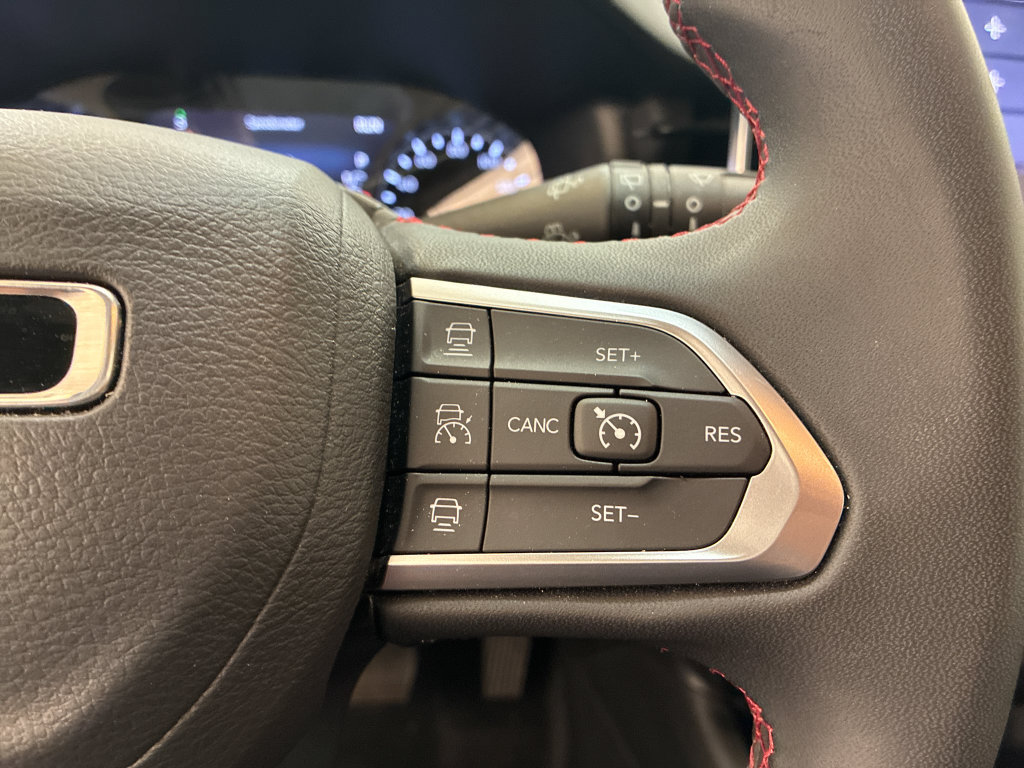 Used 2025 Jeep Compass Trailhawk AWD/4WD image 25