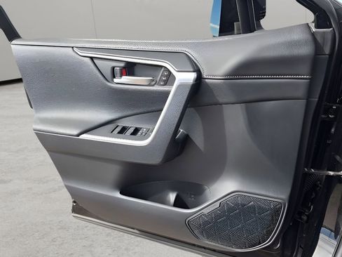 Used 2019 Toyota RAV4 Limited image 17