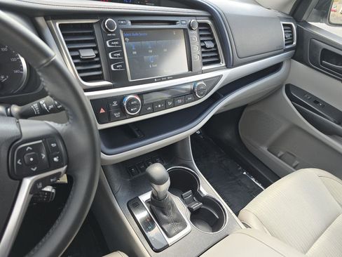 Used 2017 Toyota Highlander Plus AWD/4WD image 20