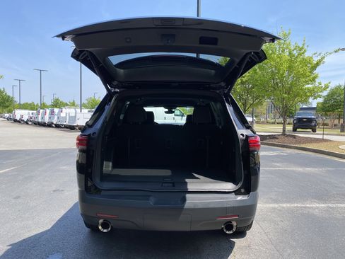 Used 2023 Chevrolet Traverse RS FWD image 11