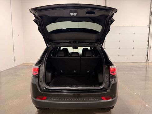 Used 2025 Jeep Compass Latitude AWD/4WD image 9
