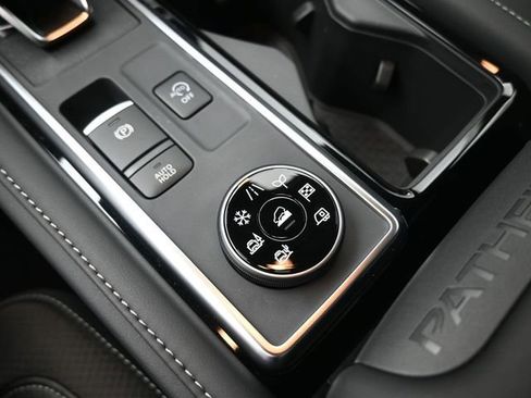 New 2026 Nissan Pathfinder SL image 9