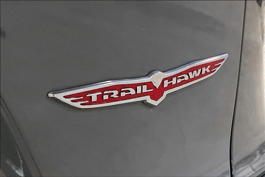 Used 2019 Jeep Cherokee Trailhawk w/ Cold Weather Group AWD/4WD image 8
