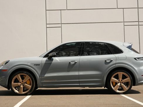 Used 2024 Porsche Cayenne Turbo AWD/4WD image 9