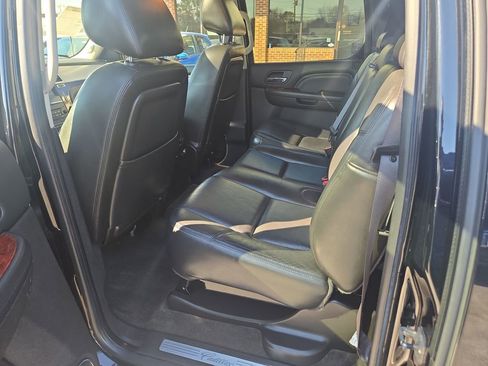 Used 2011 Cadillac Escalade EXT Luxury image 4