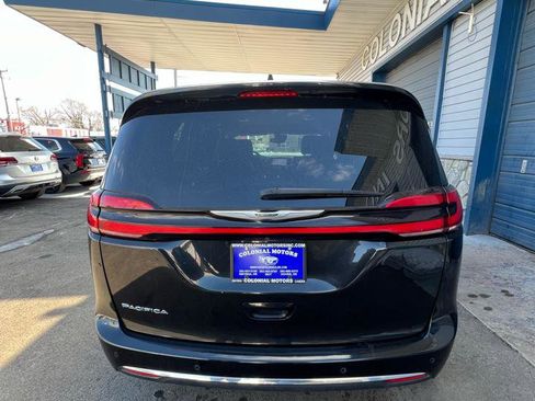 Used 2023 Chrysler Pacifica Touring-L image 5