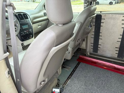 Used 2005 Dodge Grand Caravan SXT image 19