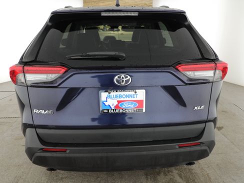 Used 2021 Toyota RAV4 XLE Premium FWD image 4