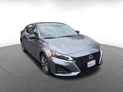 Used 2025 Nissan Altima 2.5 SV FWD image 3