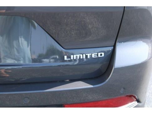 Used 2025 Jeep Grand Cherokee Limited w/ Luxury Tech Group II image 9