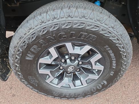 Certified 2020 Toyota Tacoma TRD Off-Road AWD/4WD image 10