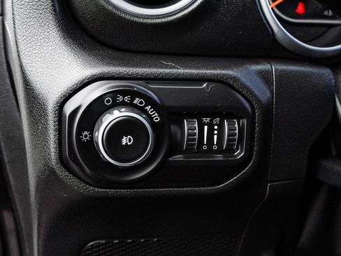 Used 2018 Jeep Wrangler Unlimited Sahara image 18