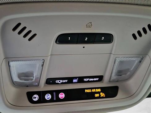 Used 2020 Chevrolet Traverse LT FWD image 13