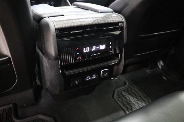 Used 2024 Jeep Wagoneer Series III w/ Premium Group I AWD/4WD image 36