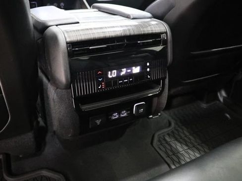 Used 2024 Jeep Wagoneer Series III w/ Premium Group I AWD/4WD image 36