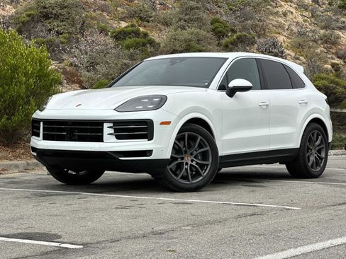 Used 2025 Porsche Cayenne image 1