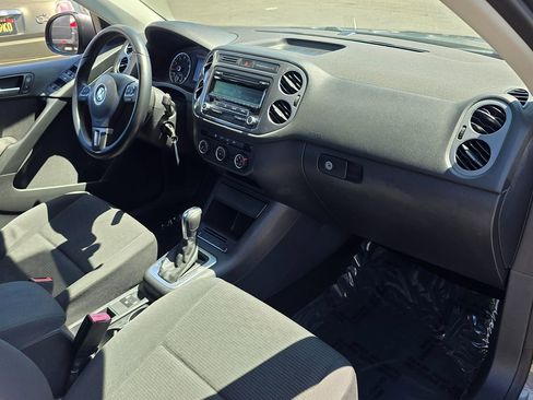 Used 2014 Volkswagen Tiguan S image 9